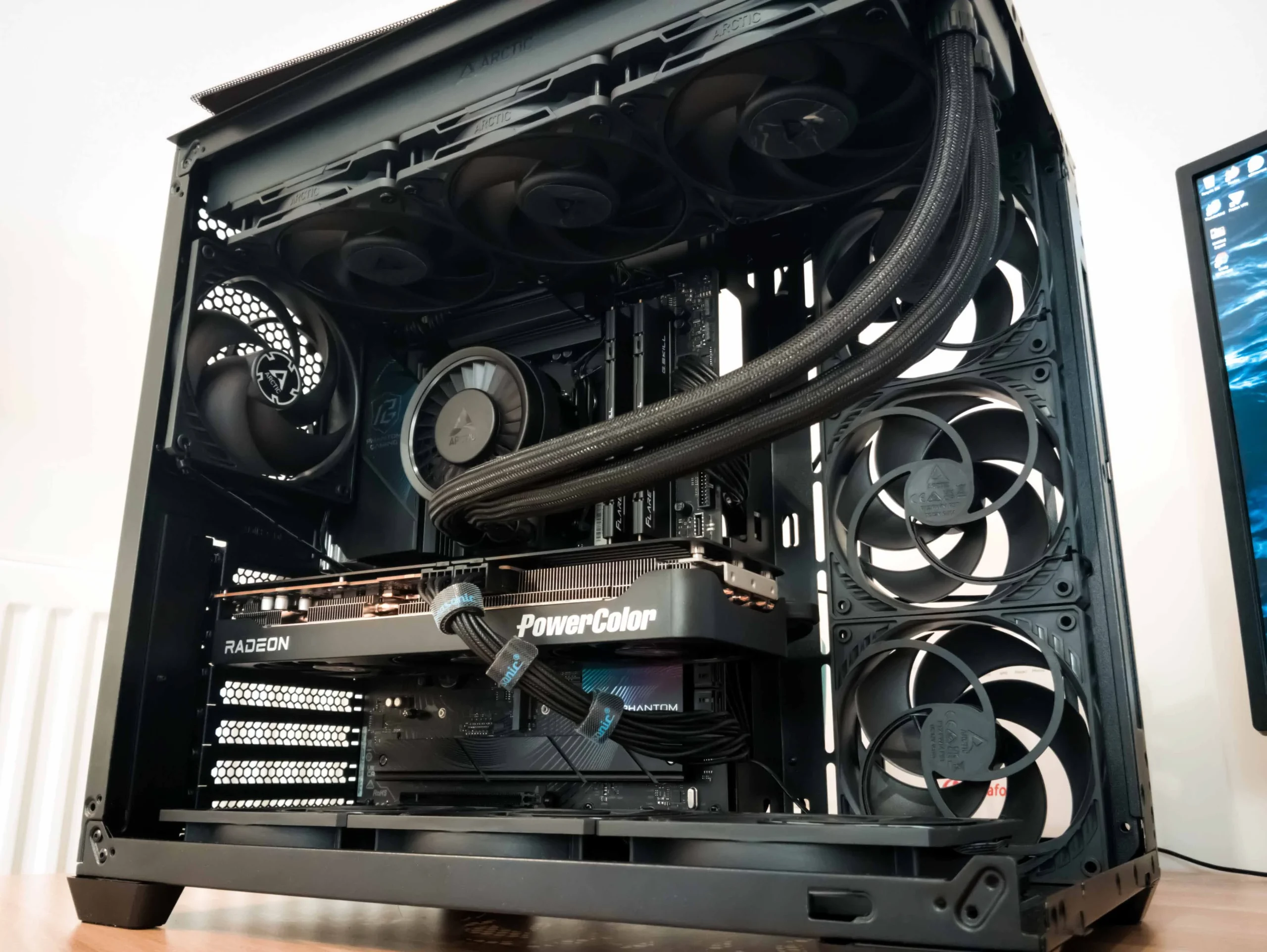 Custom μαυρο gaming PC με υδρόψυξη Arctic Liquid Freezer III Pro 360 και Radeon κάρτα γραφικών