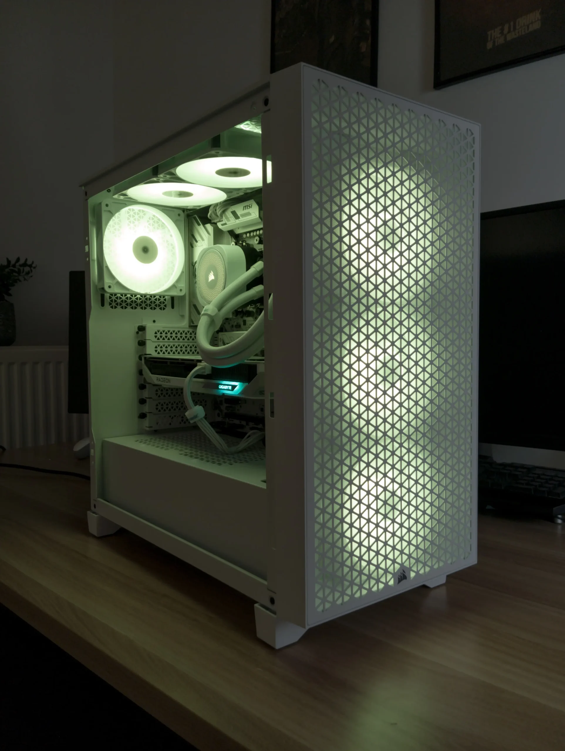 Εσωτερικό custom PC με πράσινο φωτισμό σε Corsair fans και Corsair Nautilus 360RS υδρόψυξη