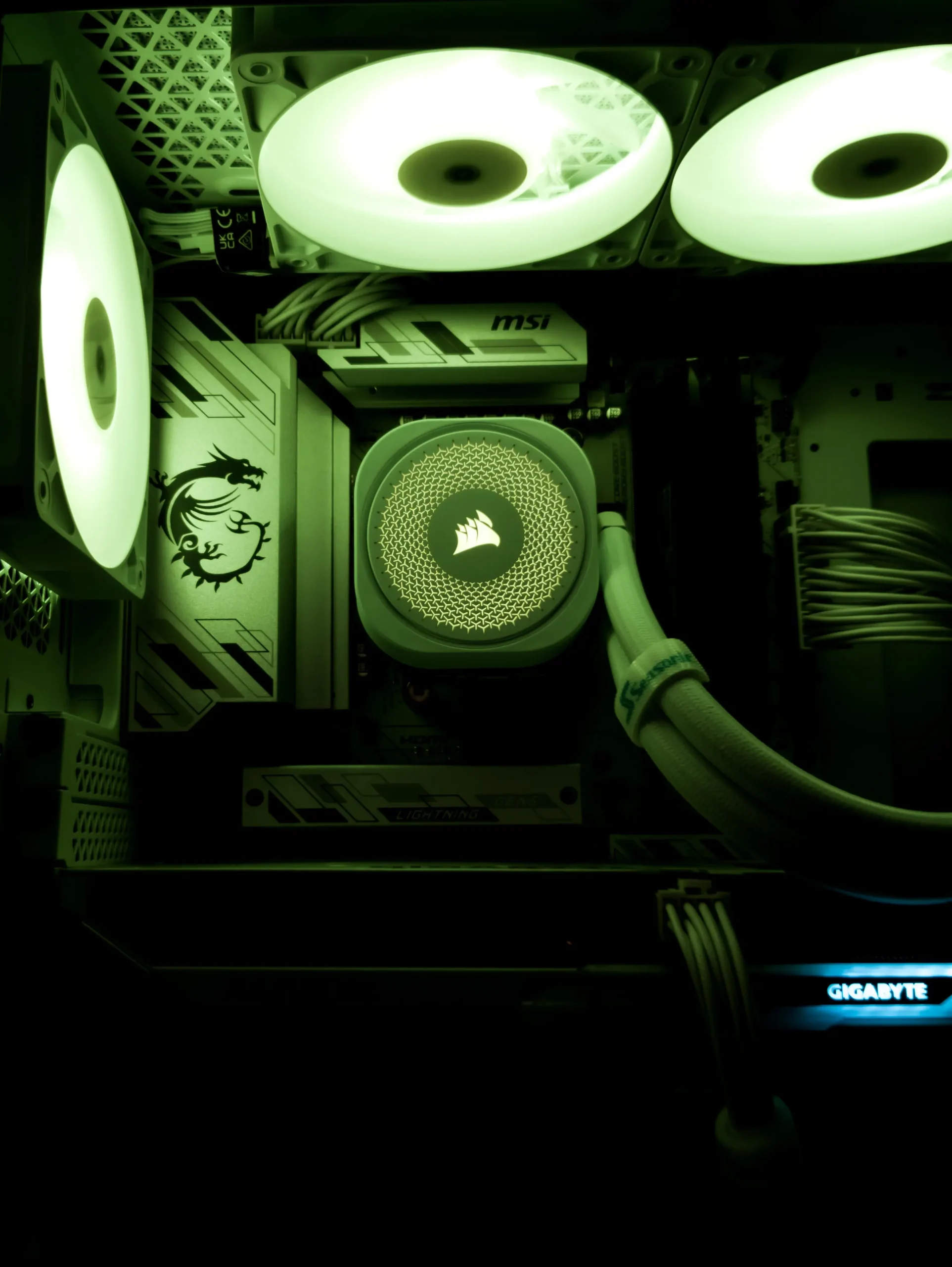 Λεπτομέρεια από gaming pc με υδρόψυξη Corsair Nautilus 360 και πράσινο φωτισμό